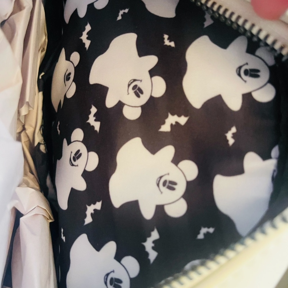NWT glow flaw! Loungefly Mickey White Ghost Backpack - Picture 9 of 10